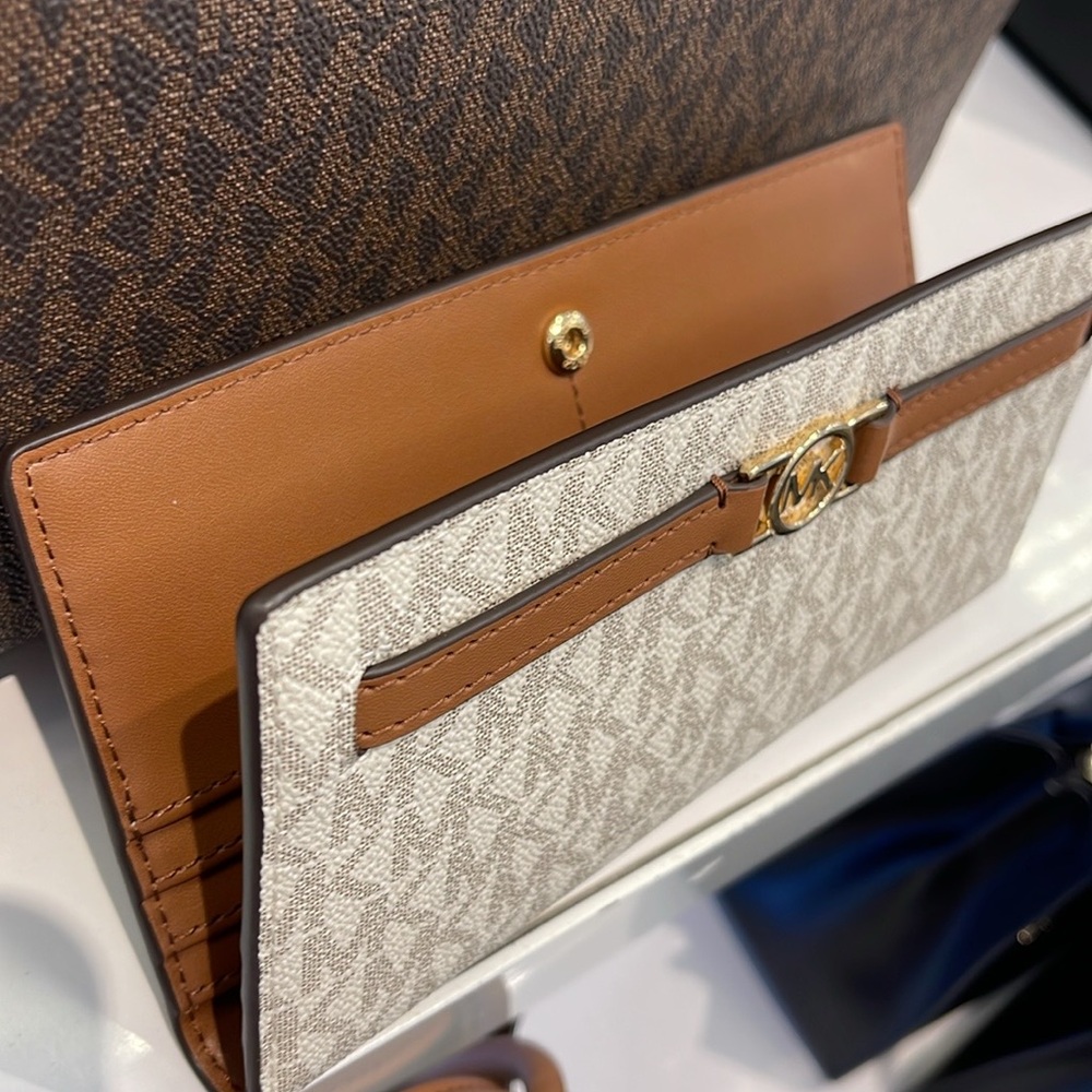 Michael Kors Reed Large Bifold Signature Snap Wallet Card Case 
Vanilla 
NWT - Picture 3 of 16